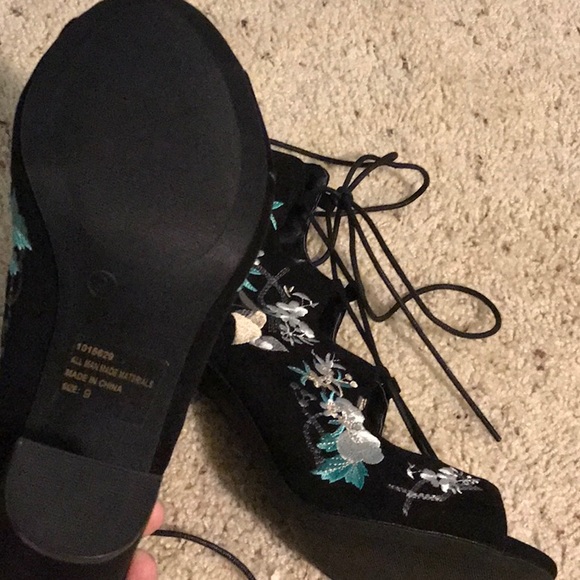 FLORAL HEELS 🌺👠 - Picture 3 of 5